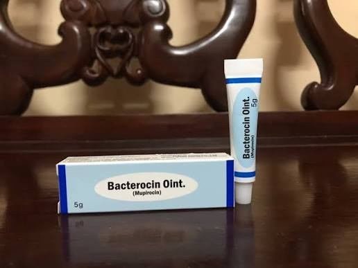 Mỡ bôi ngoài da bacterocin oint ( mupirocin ) 5g.
