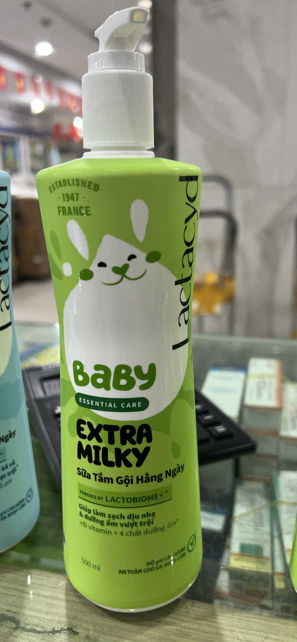 7rrqw2fcsp.jpg Sữa tắm gội cho bé lactacyd milky 500ml