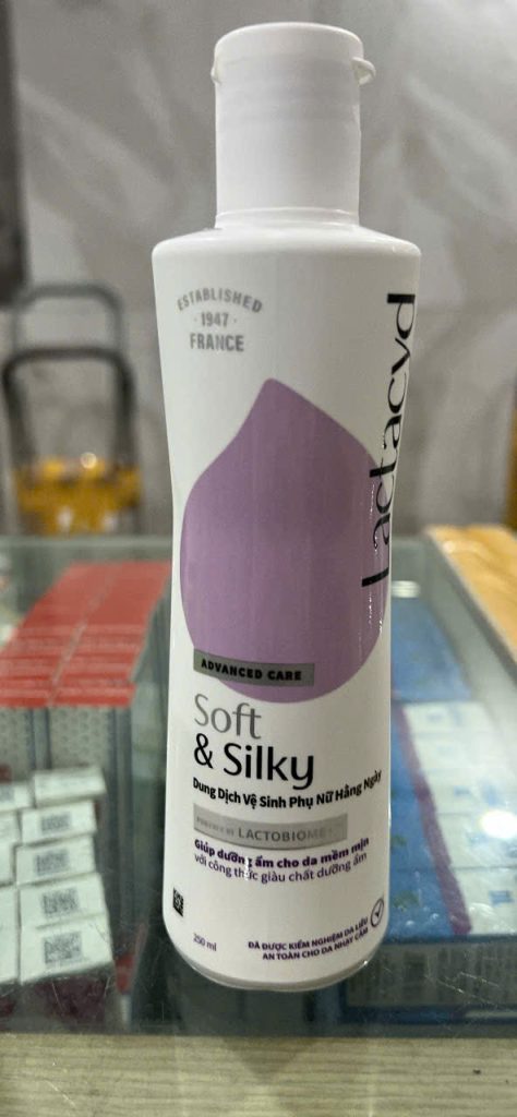 Dung dịch vệ sinh phụ nữ lactacyd soft & silky 250ml