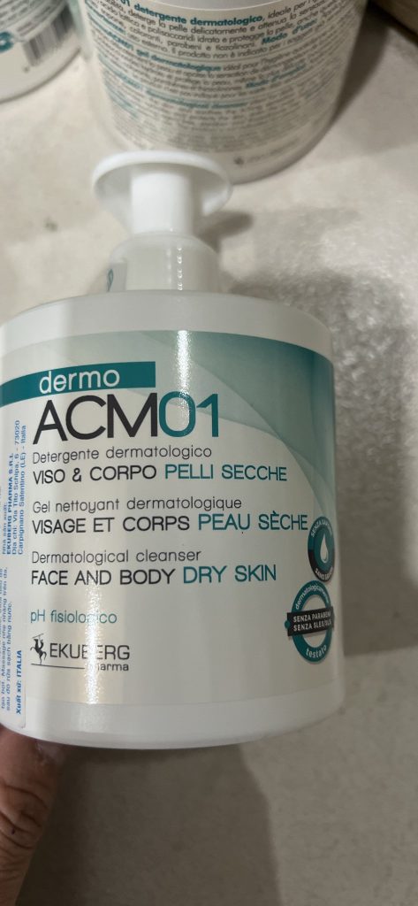 Sữa rửa mặt dermo acm01 300ml