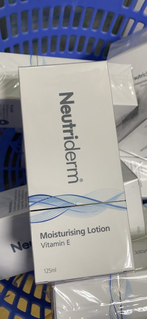 Kem dưỡng ẩm neutriderm moisturising lotion vitamin e 125ml.